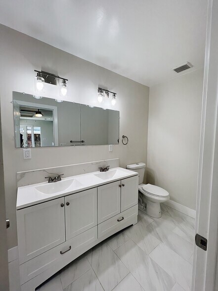 More Photos Of 301 Rivergate Way, Sacramento Multifamily For Sale