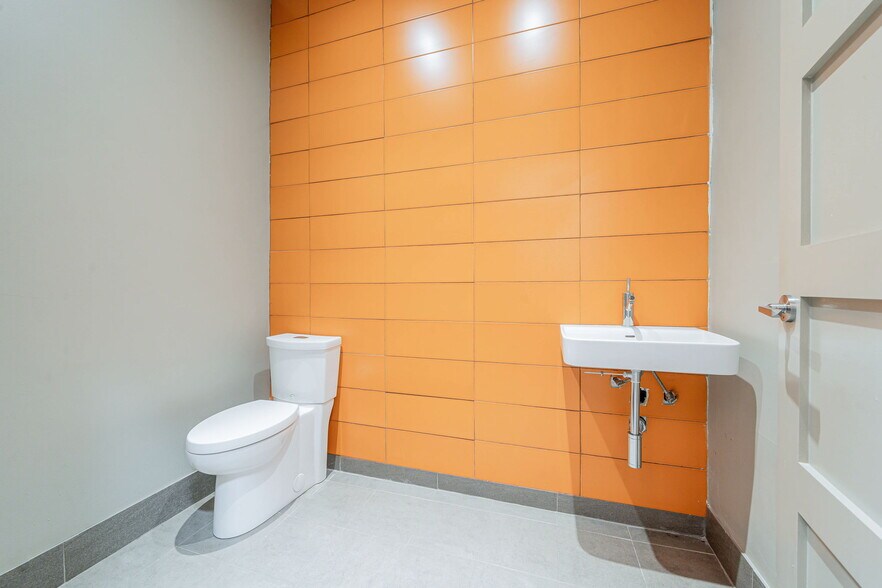 More Photos Of 5805 Boul Décarie, Montréal General Retail For Lease