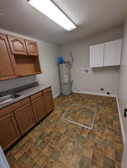 More Photos Of 616 Hemlock St, Brookings Office For Sale