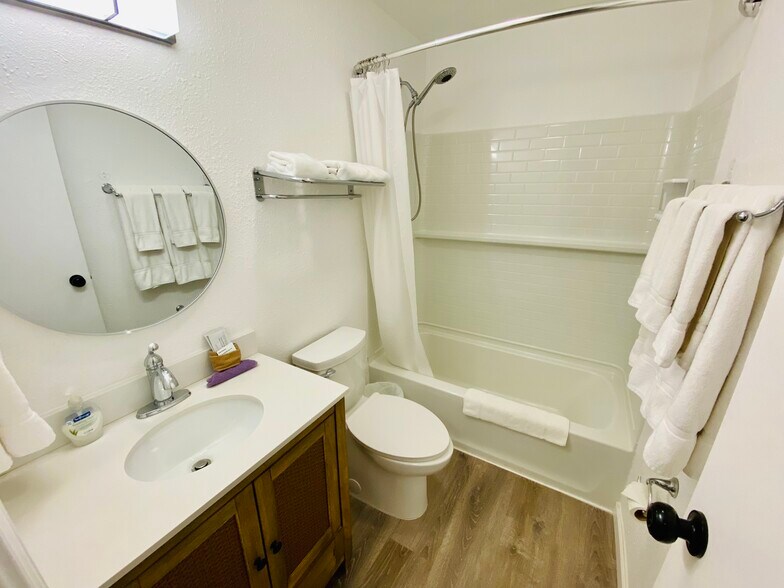 More Photos Of 104 Scudder Ln, Wimberley Hotel For Sale