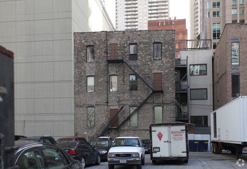 More Photos Of 16 W Ontario St, Chicago Storefront Retail Office For Lease