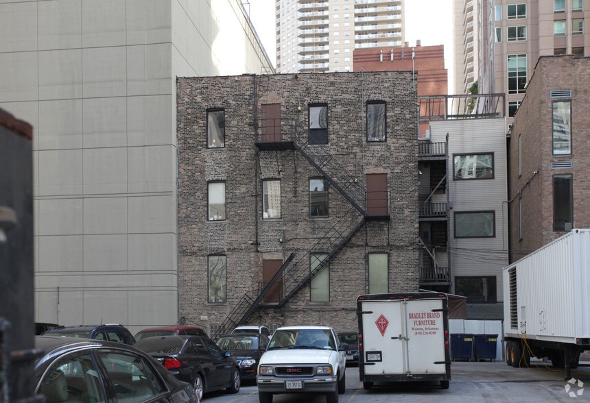 More Photos Of 16 W Ontario St, Chicago Storefront Retail Office For Lease