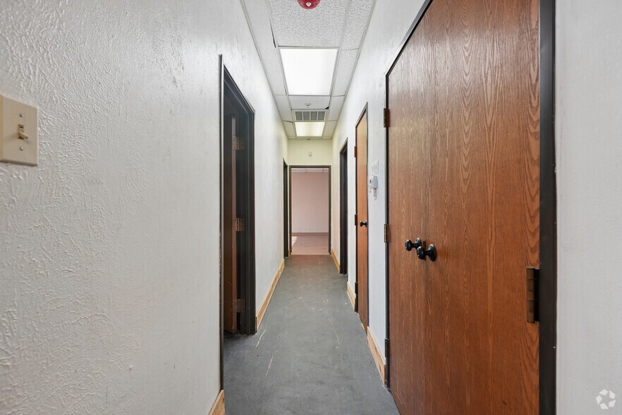 More Photos Of 1400 Summit Ave, Plano Showroom For Lease