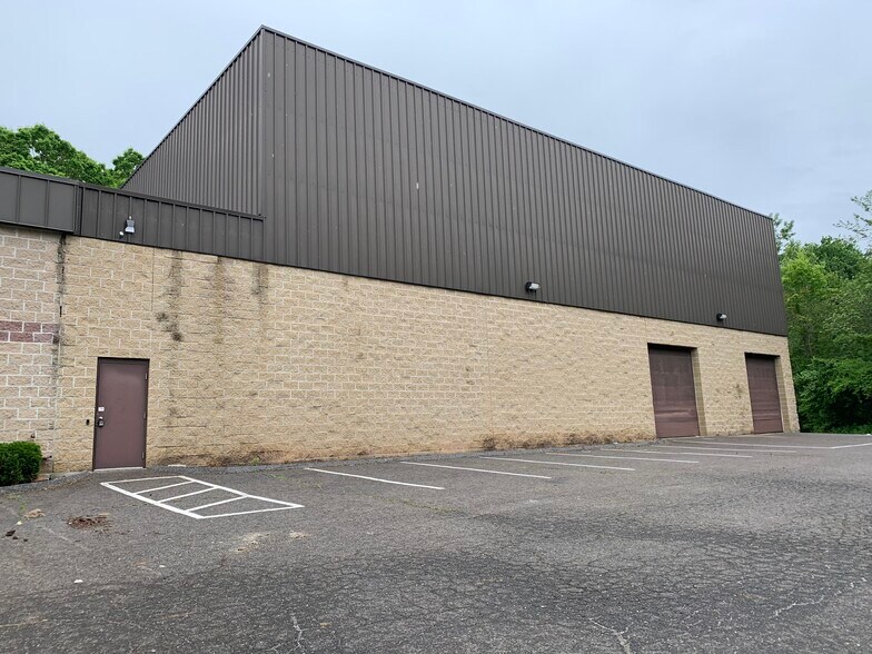 More Photos Of 580 Pepper St, Monroe Warehouse For Lease
