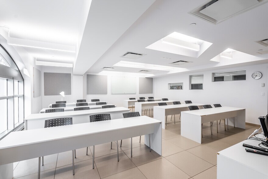 More Photos Of 3530-3540 Boul Saint-Laurent, Montréal Office For Lease