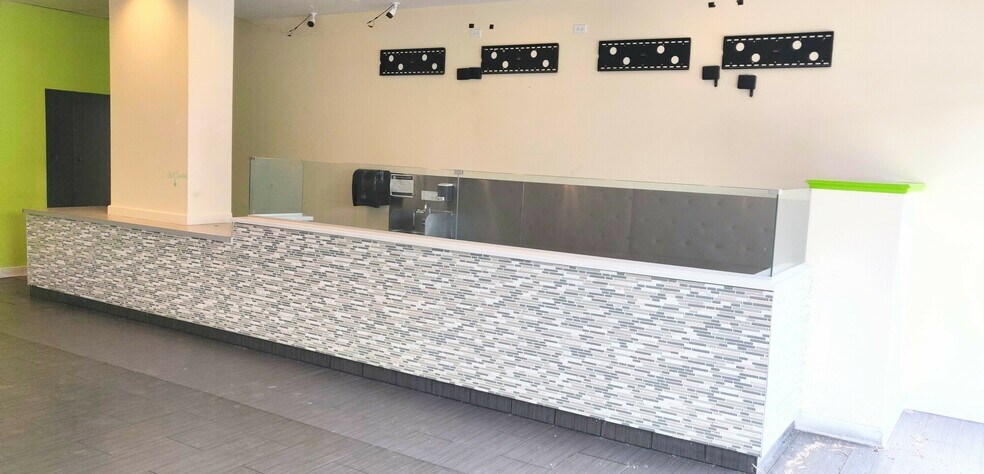 More Photos Of 1220 E US Highway 45, Vernon Hills Apartments For Lease