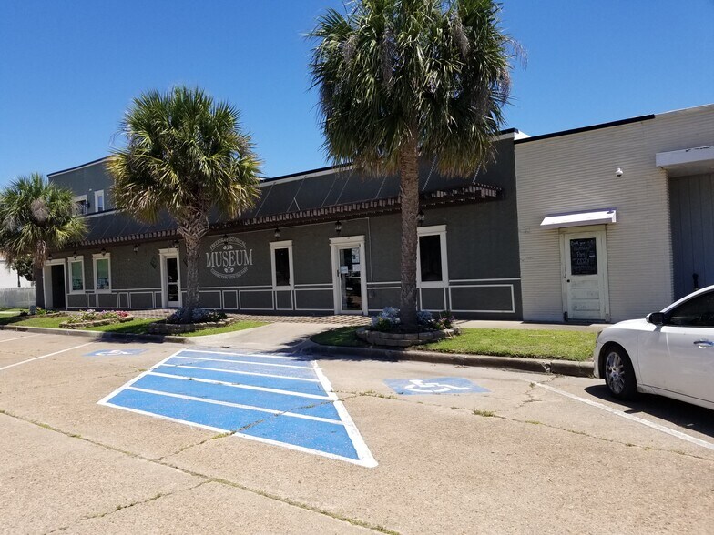 More Photos Of 313 E Park St, Freeport Storefront Retail Office For Lease