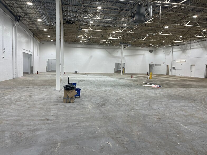 More Photos Of 33 Rajon Rd, Bayport Manufacturing For Lease