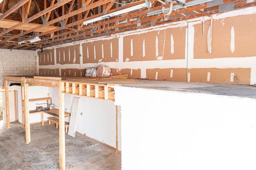More Photos Of 1053 SE Holbrook Ct, Port Saint Lucie Warehouse For Lease