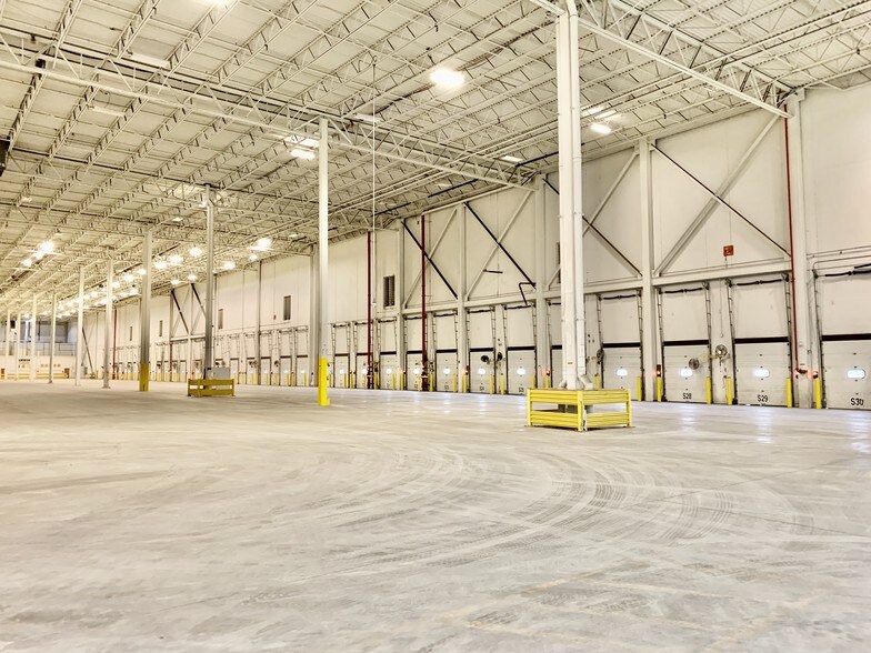 More Photos Of 1717 Lawrence Dr, De Pere Distribution For Lease