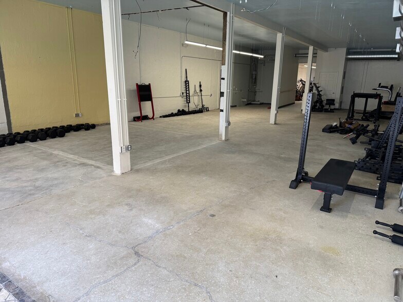 More Photos Of 127 SE 3rd St, Lees Summit Freestanding For Lease