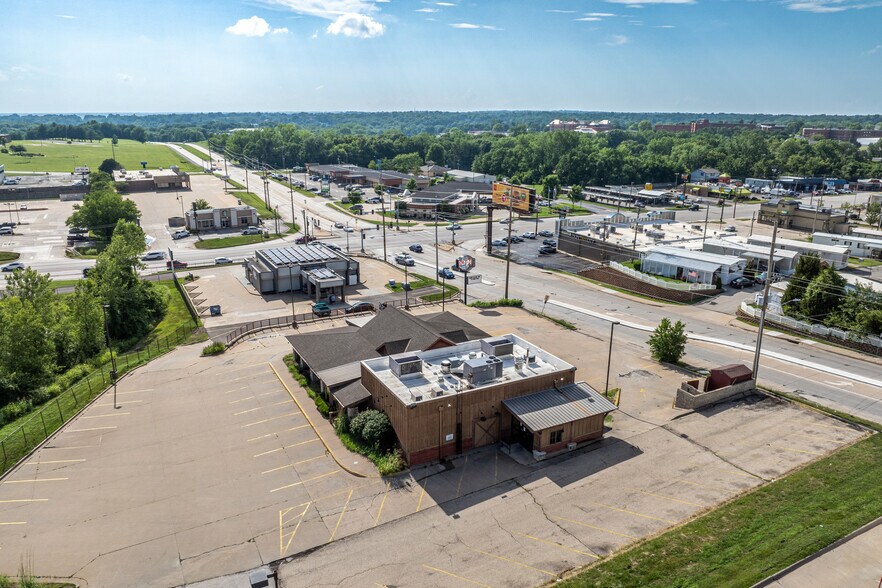 More Photos Of 3704 Faraon St, Saint Joseph Restaurant For Lease