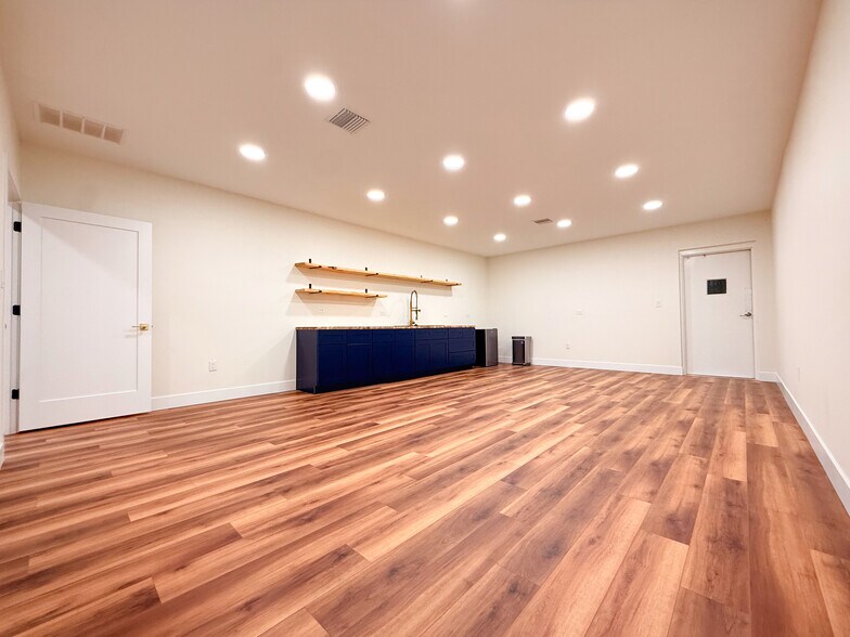 More Photos Of 304 Winston Creek Pky, Lakeland Warehouse For Lease