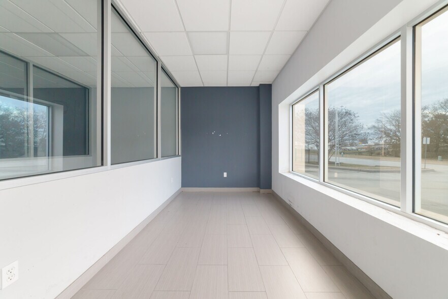 More Photos Of 6631 N Sam Houston Pky W, Houston Warehouse For Lease