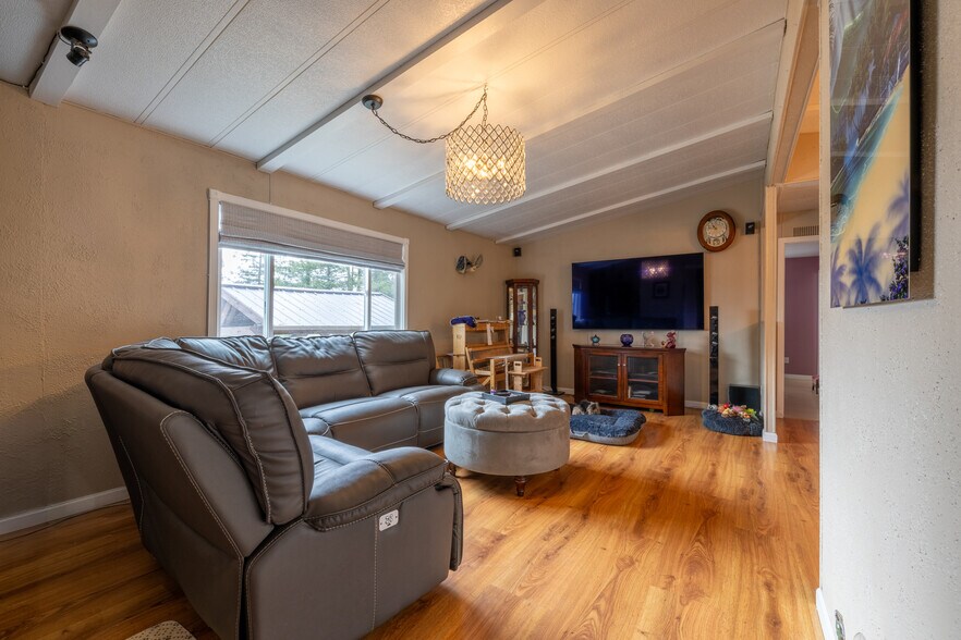 More Photos Of 7050 Starr Rd, Windsor Veterinarian Kennel For Sale