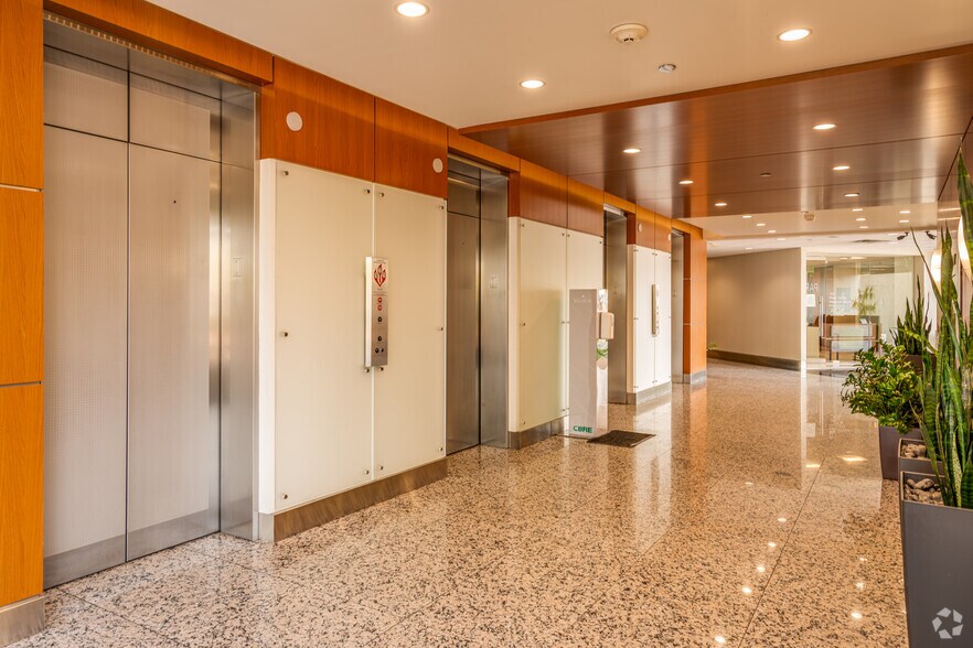 More Photos Of 2111 E Highland Ave, Phoenix Office For Lease