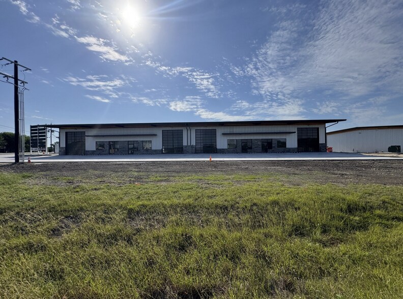 More Photos Of 1055 FM 2623, Seguin Showroom For Lease
