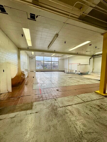 More Photos Of 1913 W State St, Bristol Warehouse For Lease