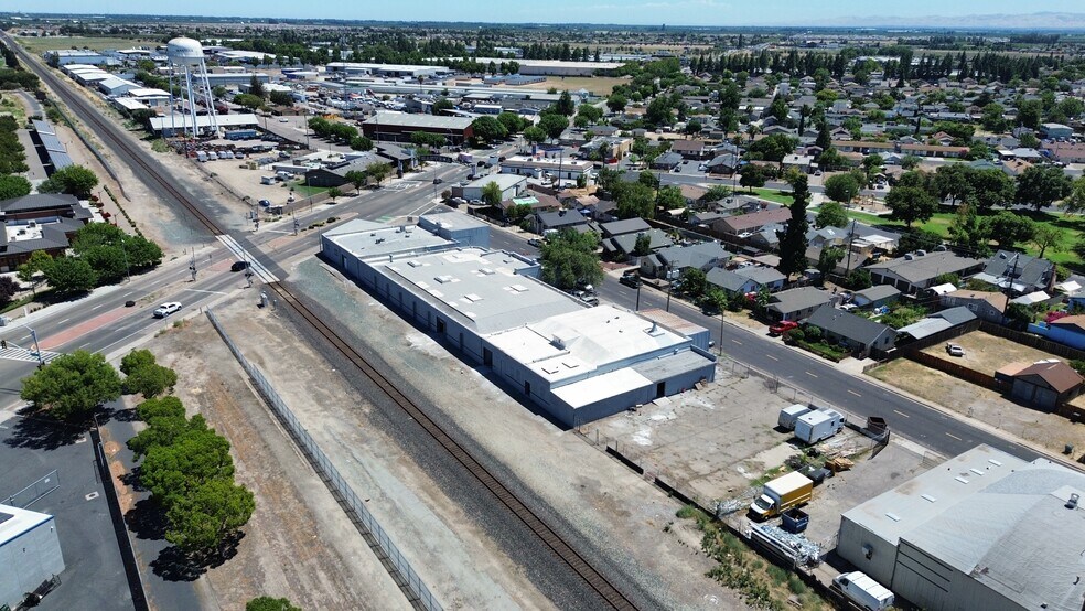More Photos Of 121 Oak St, Manteca Warehouse For Lease
