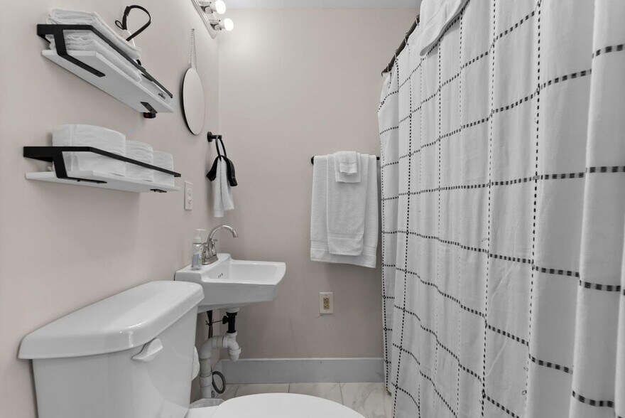 More Photos Of 509 W Main St, Fries Hotel For Sale