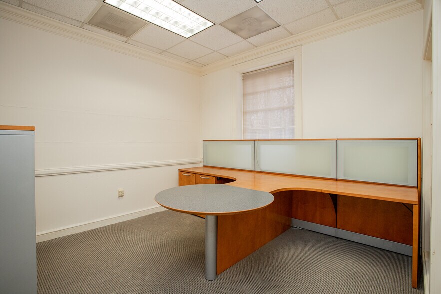 More Photos Of 3651 Greensboro Rd, Ridgeway Bank For Lease