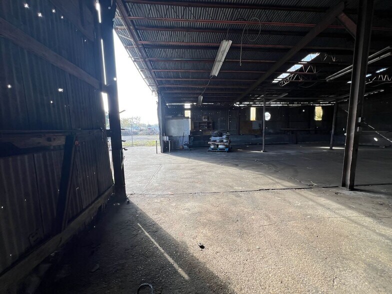 More Photos Of 4616 N Clark Ave, Tampa Warehouse For Lease