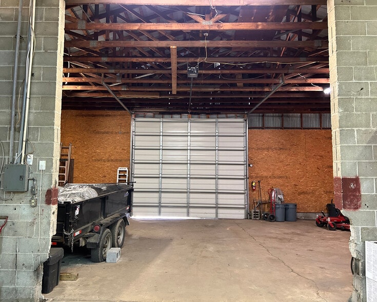 More Photos Of 515 S Noble St, Anniston Light Distribution For Sale