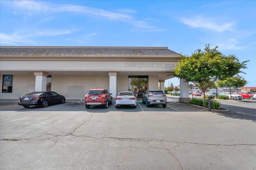 More Photos Of 5646 N Blackstone Ave, Fresno Unknown For Lease