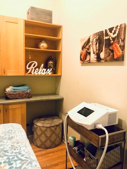 More Photos Of 23410 Civic Center Way, Malibu General Retail For Sale