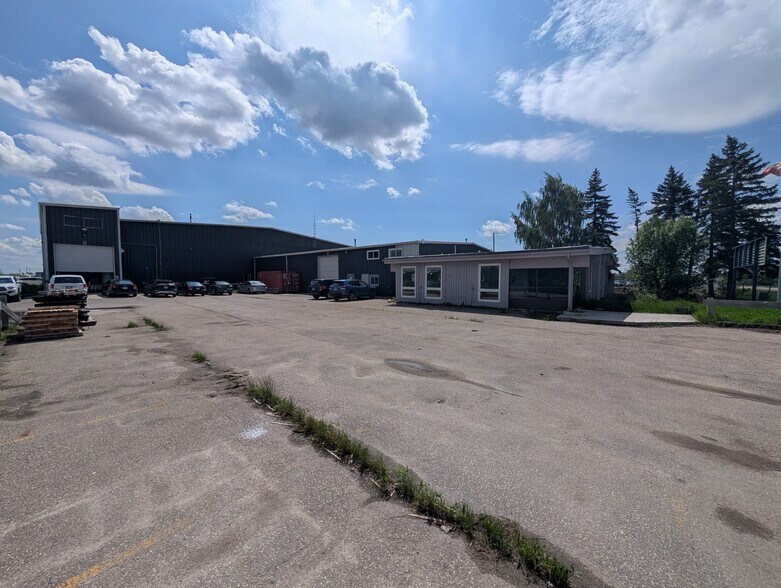 More Photos Of 949 Redonda St, Winnipeg Industrial For Lease