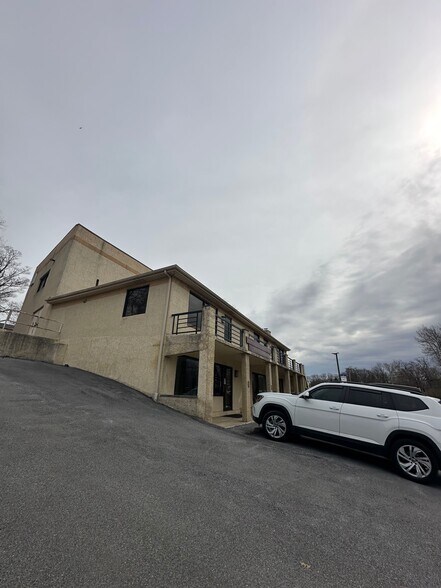 More Photos Of 2 N Lakeside Ave, Berwyn Office For Lease