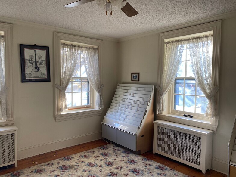 More Photos Of 201 N Main St, Nazareth Office For Lease