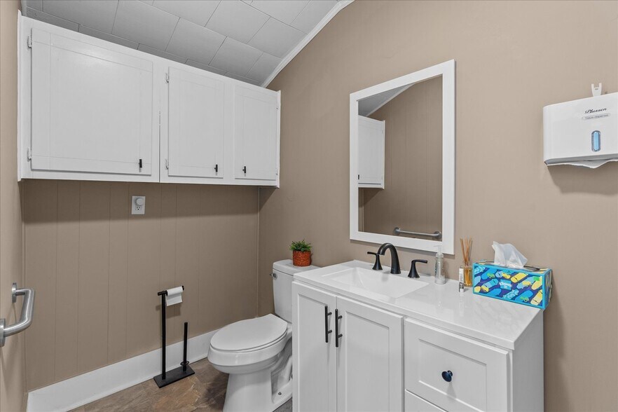 More Photos Of 306 N Thornton Ave, Dalton Office For Sale