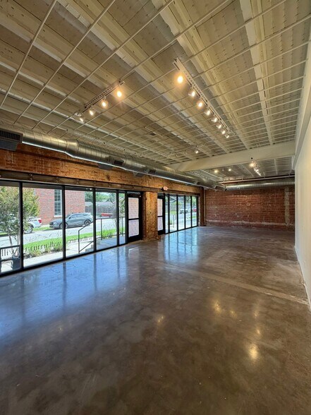 More Photos Of 1207 S Lewis Ave, Tulsa Warehouse For Lease