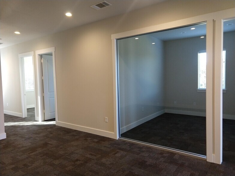 More Photos Of 60 Noble Ct, Heath Office Residential For Lease
