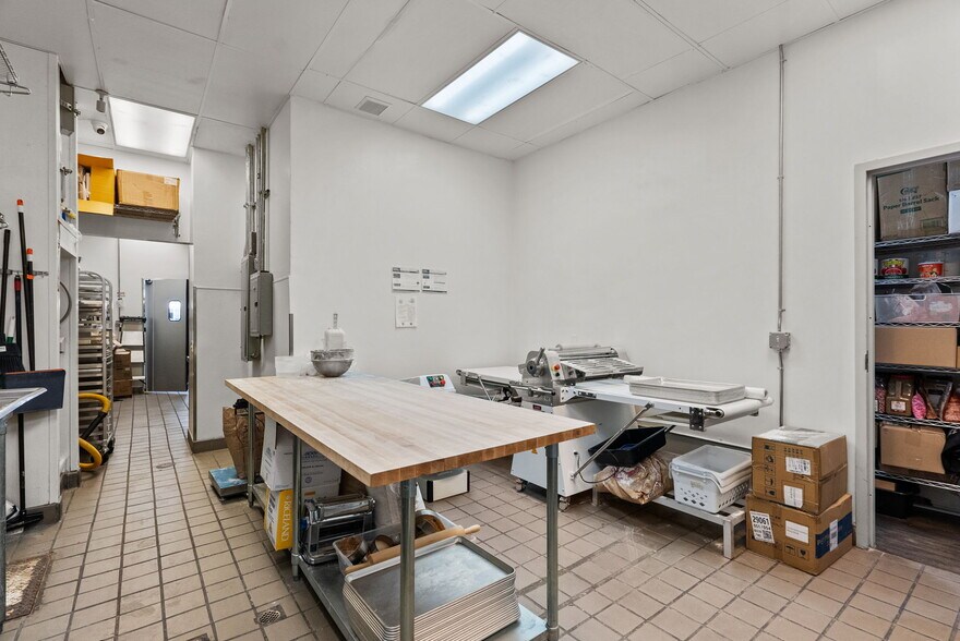 More Photos Of 5466-5484 Wilshire Blvd, Los Angeles Office For Lease