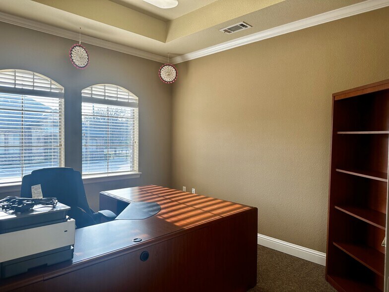 More Photos Of 2301 Mustang Dr, Grapevine Unknown For Lease