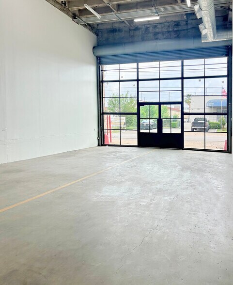 More Photos Of 1824 Spring St, Houston Showroom For Lease