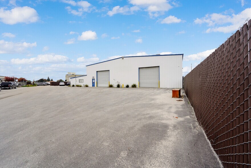 More Photos Of 6303 Seven Seas Ave, Bakersfield Warehouse For Lease