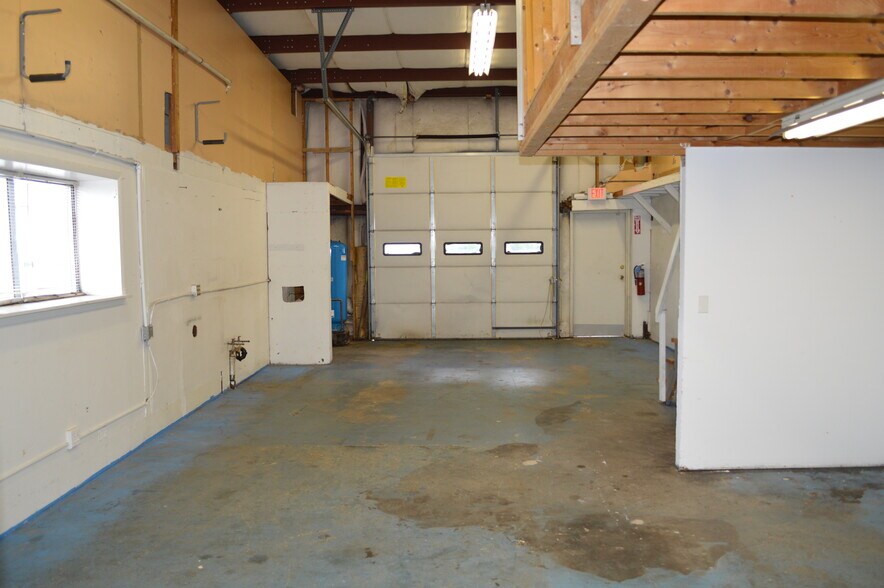 More Photos Of 15 Herman Dr, Simsbury Light Manufacturing For Lease