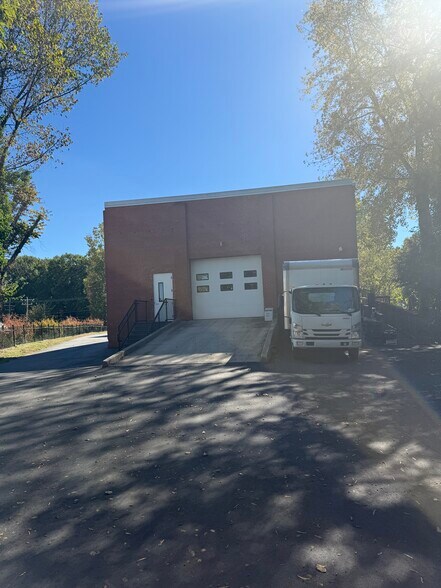 More Photos Of 720 Tuckaseegee Rd, Charlotte Showroom For Lease