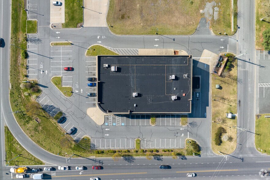 More Photos Of 1301 E State St, Delmar Freestanding For Sale