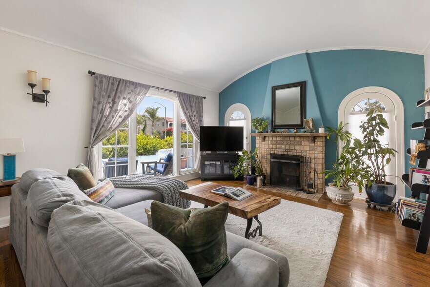 More Photos Of 1569 S Orange Grove Ave, Los Angeles Apartments For Sale