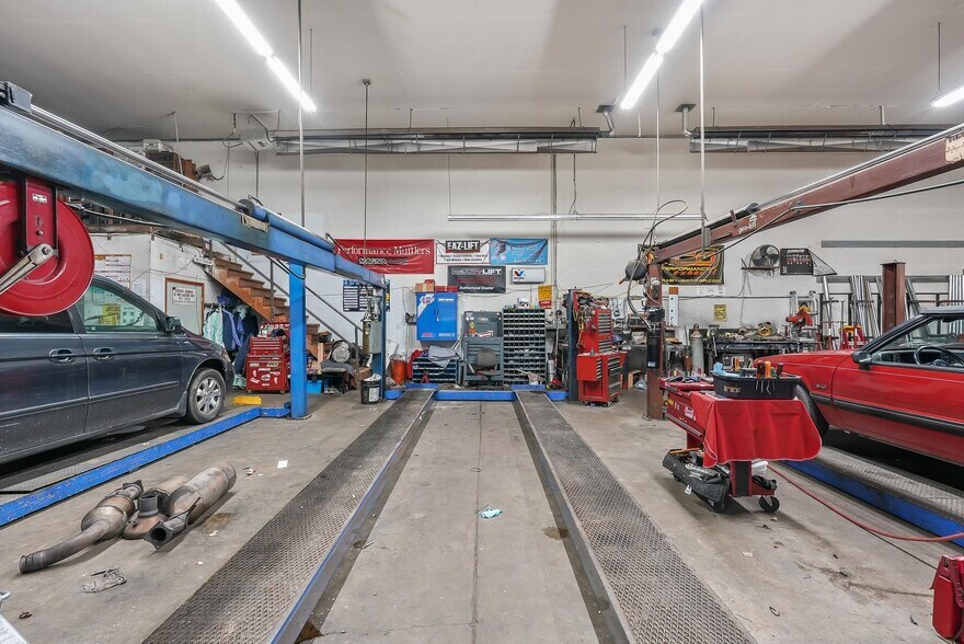 More Photos Of 555 N Pacific Hwy, Woodburn Auto Repair For Sale