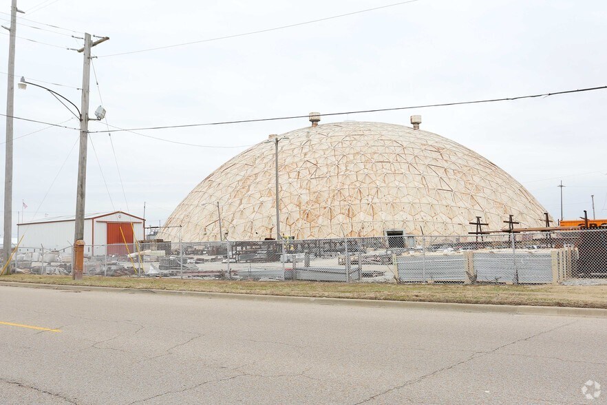 More Photos Of 435 N Old St. Louis Rd, Wood River Manufacturing For Lease