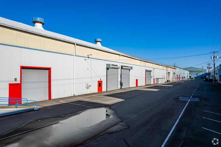 More Photos Of 2301 Duss Ave, Ambridge Unknown For Lease