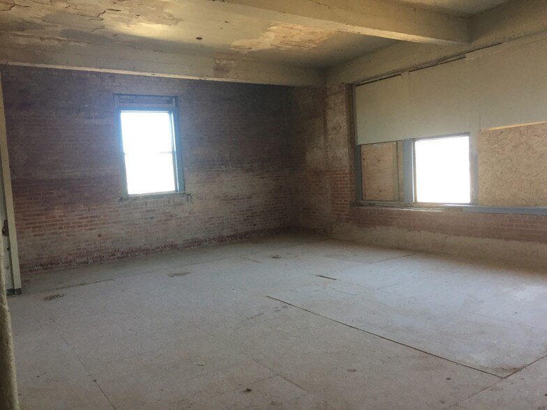 More Photos Of 1900 NW 10th St, Oklahoma City Schools For Sale