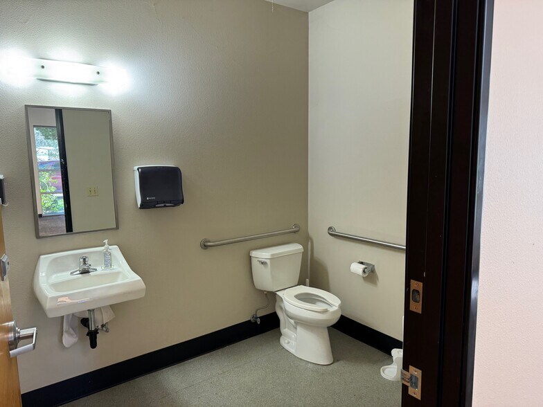 More Photos Of 6455 Lakeview Blvd, Lake Oswego Flex For Lease