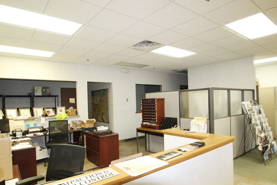 More Photos Of 2557-2571 Center Rd, Hinckley Warehouse For Lease