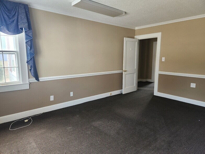 More Photos Of 302 N White St, Lancaster Office For Lease
